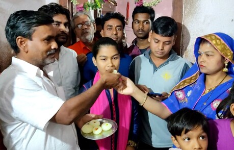 छपरा के मिश्री लाल आर्य कन्या उच्च विद्यालय की छात्रा तनु कुमारी इस बार मैट्रिक परीक्षा बिहार में सेकंड टॉपर बनी है.