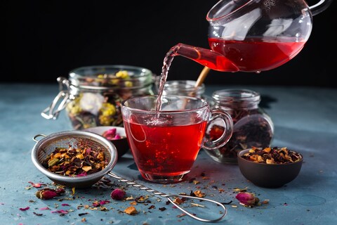 अगर आप रोजाना चाय पीते हैं तो आप अपनी चाय को भी इम्यूनिटी बूस्टर ड्रिंक के रूप में बना सकते हैं. Image-shutterstock.com