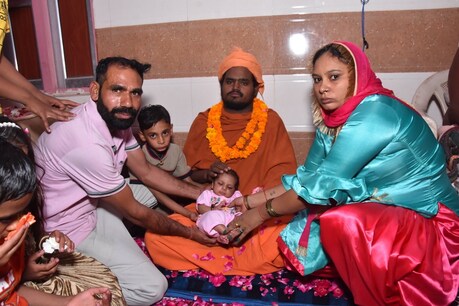 बच्चें को मंदिर में सौंपते हुए मां बाप