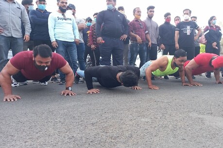उज्जैन में जिम संचालकों ने प्रशासन के खिलाफ अनोखा प्रदर्शन किया.