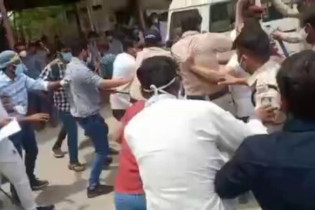 उज्जैन के एक निजी अस्पताल में पुलिस, मरीज के परिजन और पुलिस के बीच जमकर मारपीट हुई.