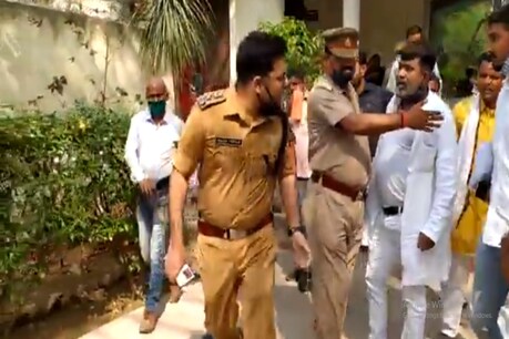 विधायक धीरज ओझा और एसपी की बहस का वायरल वीडियो.