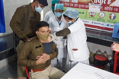 झारखंड में अभी भी 8 हजार 532 पुलिसकर्मियों ने कोरोना वैक्सीन नहीं लिया है.