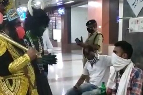 वाराणसी में लोगों को यमराज और कोरोना कर रहे जागरूक