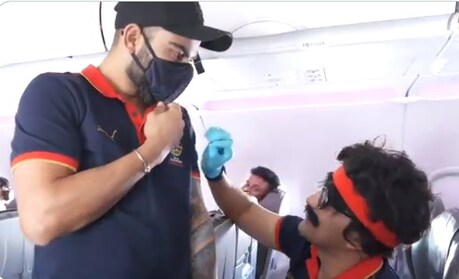 आरसीबी की फ्लाइट से विराट कोहली और दानिश सैट (मिस्टर नैग्स) का मजेदार वीडियो सामने आया है. (RCB Twitter)