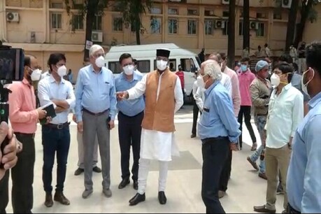 स्वास्थ्य मंत्री विश्वास सारंग अस्पताल में डॉक्टरों को निर्देश देते हुये.