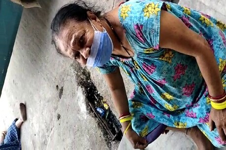बिहार के मुजफ्फरपुर सदर अस्पताल में मदद के लिए गुहार लगाता दंपत्ति