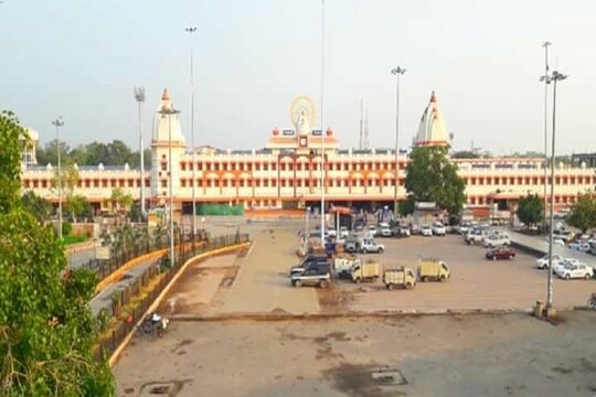 वाराणससी में वीकेंड कर्फ्यू का ऐलान हो गया है. 