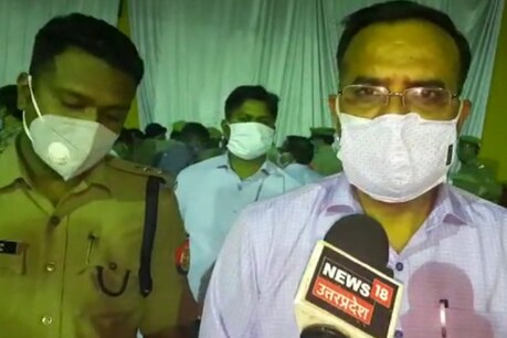 जिलाधिकारी शुभ्रांत शुक्ला और पुलिस अधीक्षक अंकित मित्तल ने मतदान की तैयारियों को लेकर ब्रीफ किया.