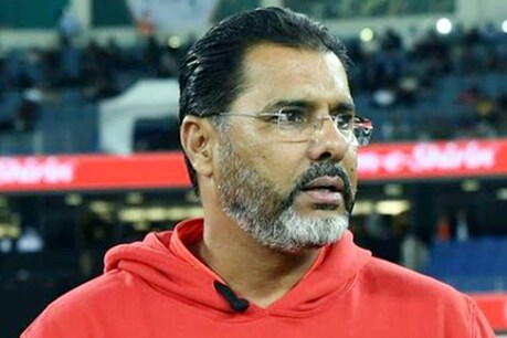 पत्नी की सर्जरी की वजह से वकार यूनिस ने विदेशी दौरा बीच से छोड़ने का फैसला लिया (Waqar Younis/Instagram)