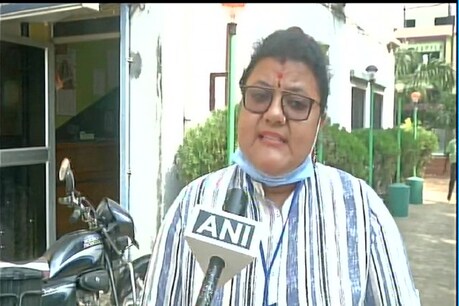 टीएमसी प्रत्याशी सुजाता मंडल ने बयान दिया था कि अनुसूचित जाति के लोग स्वभाव से भिखारी होते हैं.