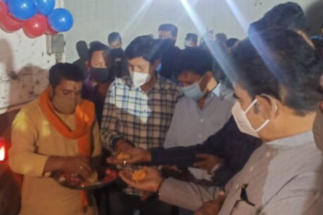 इंदौर में ऑक्सीजन का टैंकर आया तो उसे अस्पताल पहुंचाने में देरी हुई क्योंकि पहले भाजपा सांसद शंकर ललवानी और विधायक आकाश विजयवर्गीय और उनके समर्थकों ने अगवानी की. (Twitter)