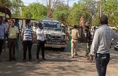  प्रशासन की टीम ने इन्हें बाग में ही रोक लिया और दोनों वाहनो में सवार सभी लोगों के कोरोना टेस्ट करवाये गये. इसमे दूल्हा और ड्राइवर की कोरोना रिपोर्ट पॉजिटिव आई. दोनों को फौरन कुक्षी के अस्पताल भेज दिया गया. बाकी बारातियों को होम आइसोलेशन में रखा गया है. .