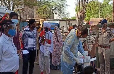  प्रशासन और पुलिस की संयुक्त टीम लोगों को कोरोना गाइड लाइन का सख्ती से पालन करवा रही है. जो लोग इसका उल्लंघन कर रहे हैं, उन लोगो पर सख्त कार्रवाई भी की जा रही है. प्रशासन और पुलिस की संयुक्त टीम मुख्य बाजार में तैनात थी. उसी दौरान उसकी नजर इस बारात पर पड़़ी.