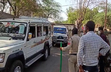  तूफान वाहन से बारात लेकर दूल्हा दुल्हन के घर जा रहा था. तभी ग्राम बाग मे प्रशासन और पुलिस की टीम की नजर दोनों वाहनों पर पड़ गई. टीम ने इन दोनों गाड़ियों को रुकवाकर पूछताछ की तो पता चला कि ये लोग काबरदा गांव के रहने वाले हैं और पिपरी गांव बारात लेकर जा रहे हैं.