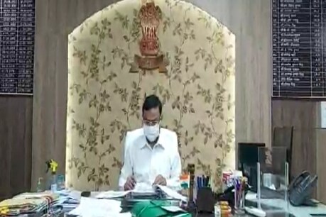 सागर कलेक्टर दीपक सिंह ने वीडियो जारी कर सायबर ठगों से बचने की अपील की है.