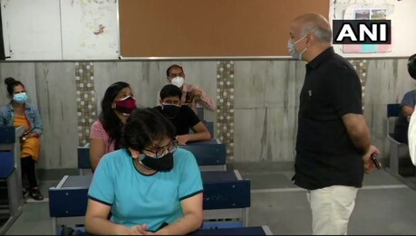 दिल्ली सरकार ने मीडिया कर्मियों को फ्री में वैक्सीनेशन कराने का निर्णय लिया है. (file)