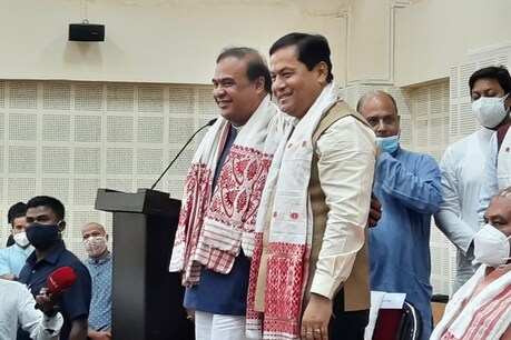 सरमा (बाएं) चार बार से विधायक और वर्ष 2001 से ही असम सरकार के मंत्री हैं. (फ़ाइल फोटो)