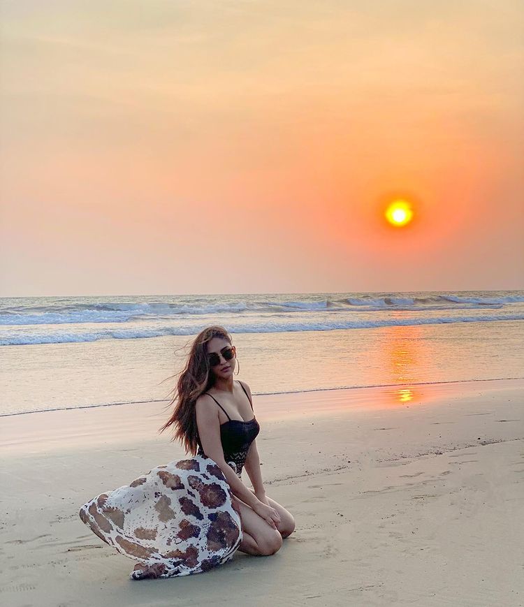  इस फोटो में क्रिस्टल को प्रिंटेड स्कर्ट के साथ ब्लैक टॉप पहने हुए देखा जा रहा है. (Image: Instagram)