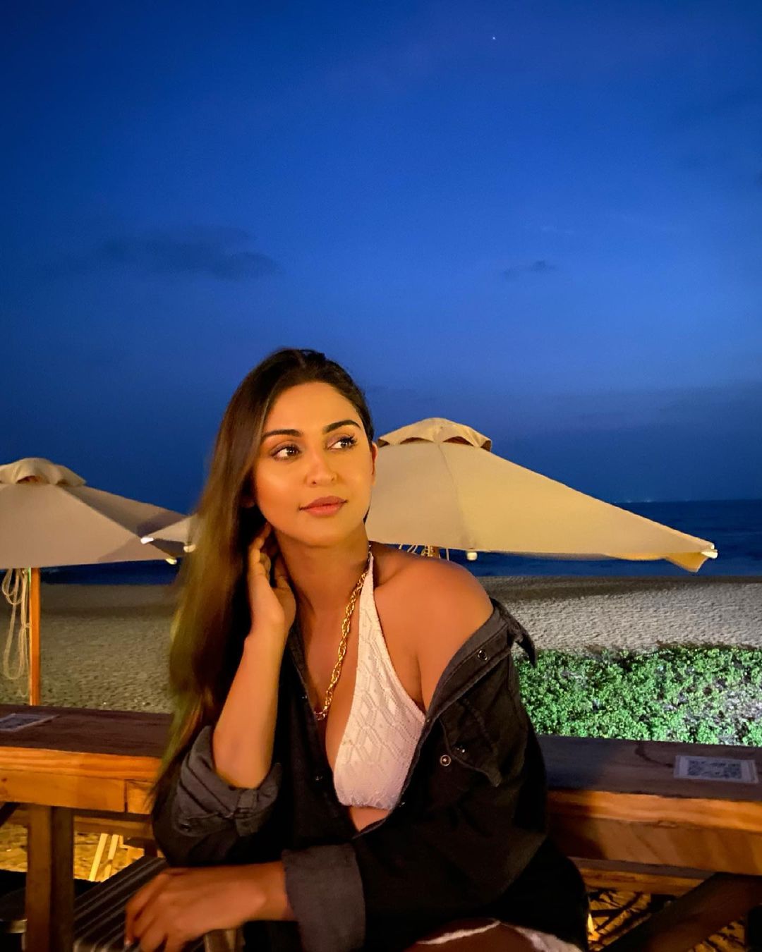  क्रिस्टल डिसूजा सफेद डेनिम जैकेट में बेहद हॉट लग रही हैं. फोटो साभार: @Krystle DSouza. Instagram