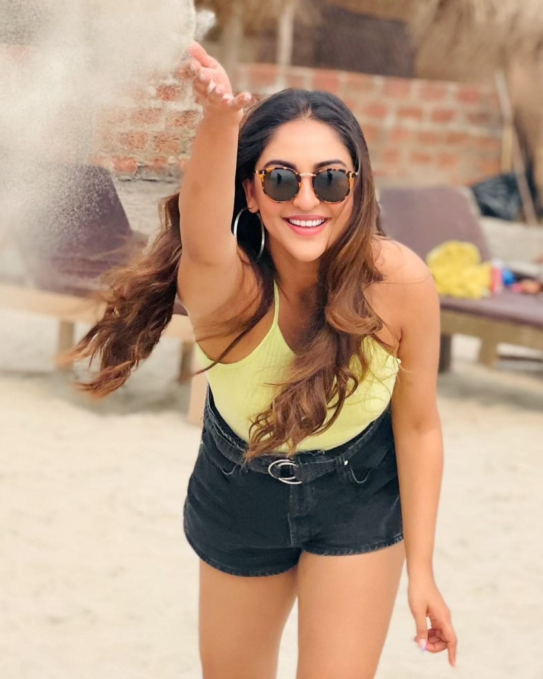  क्रिस्टल डिसूजा एक नई पहचान में करण शर्मा से साथ नजर आई. इस शो में पूनम ढिल्लन, क्रिस्टल डिसूजा के सास के रोल में थीं. फोटो साभार: @Krystle DSouza. (Image: Instagram)