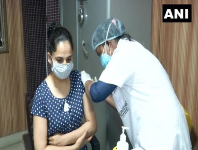 मंगलवार से मुंबईवासी और फ्रंटलाइन हेल्थ वर्कर्स बीएमसी द्वारा तय 60 केंद्रों पर जाकर टीकाकरण करवा सकते हैं. फाइल फोटो