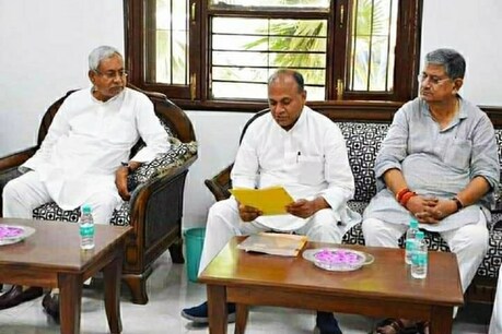 जेडीयू के बड़े नेताओं के साथ नीतीश कुमार (फाइल फोटो)