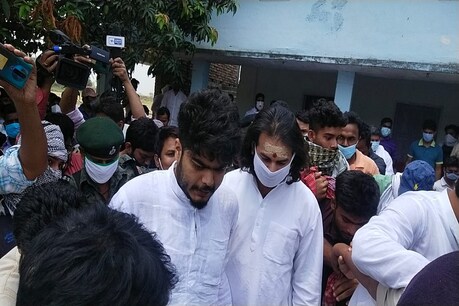 सीवान के प्रतापपुर में ओसामा के साथ तेजप्रताप यादव