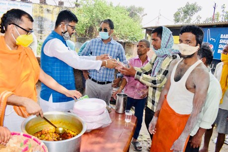 बलिया में युवा चेतना संगठन लोगों में राहत सामग्री का वितरण कर रहे हैं.