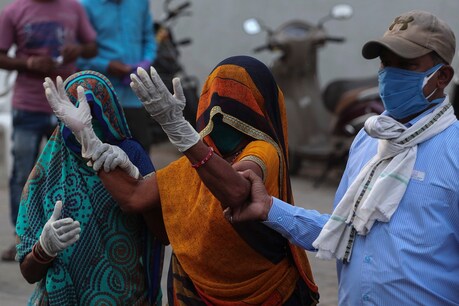 देश में बढ़ते जा रहे हैं कोरोना के मामले (AP Photo/Ajit Solanki)