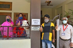 कोरोना वैक्सीनेशन: जानिये सोशल मीडिया में क्यों छाया हुआ है शर्मा परिवार