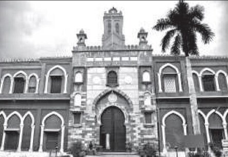 अलीगढ़ मुस्लिम यूनिवर्सिटी (AMU) की स्थापना सर सैयद अहमद खान ने की थी. (तस्वीर: Wikimedia Commons)
