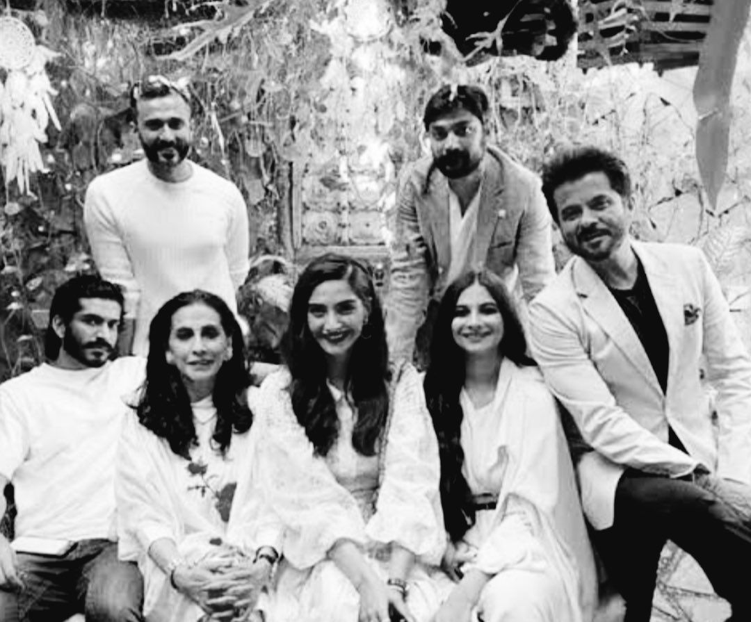 अनिल कपूर ने लिखा है- ‘हमारी लव स्टोरी के सामने सभी लव स्टोरीज और कोट्स छोटे पड़ जाते हैं. मेरी तरफ से मुझे पता है कि मैं आपके साथ सुरक्षित, लव्ड और खुश हूं! आप हमारी कंबाइंड फैमिलीज की आधारशिला हैं! मैं वादा करता हूं कि ‘मैं अपना जीवन आपको इस तरह से प्यार और कीमती महसूस कराने में बिताऊंगा, जैसा आप जैसा डिजर्व करती हैं, हैपी एनिवर्सरी!! (Photo @AnilKapoor)