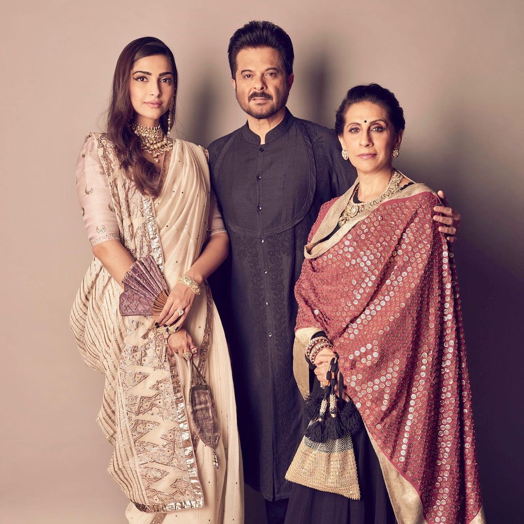 सोनम ने आगे लिखा है कि, ‘शादी के 37 साल और 11 साल की डेटिंग (48 साल) और अभी जीवन भर का साथ. काश मैं अभी आप दोनों को व्यक्तिगत रूप से गले लगा पाती. हैप्पी एनिवर्सरी, मां और डैडी. आपको प्यार!’ (Photo @sonamkapoor/Instagram)