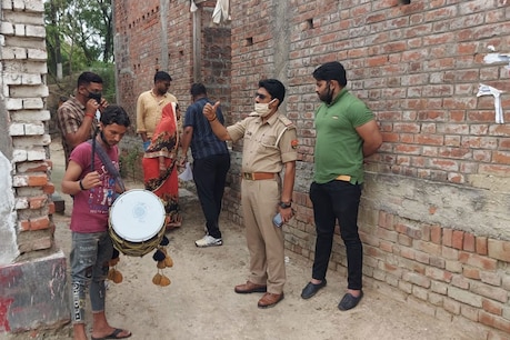 इनामी अनुज कन्नौजिया की भाभी ने पुलिस की कार्रवाई का विरोध किया.