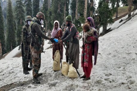 किश्तवाड़ जिले के नागिनसुर पर्वतीय क्षेत्र में बर्फबारी में फंसे खानाबदोश बकरवाल समुदाय को सेना ने पहुंचाई राहत. (ANI Twitter/17 May 2021)