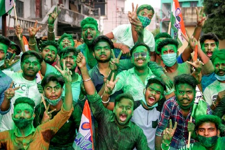 बंगाल चुनाव में टीएमसी को 213 सीटों पर और बीजेपी को 77 सीटों पर जीत मिली है.