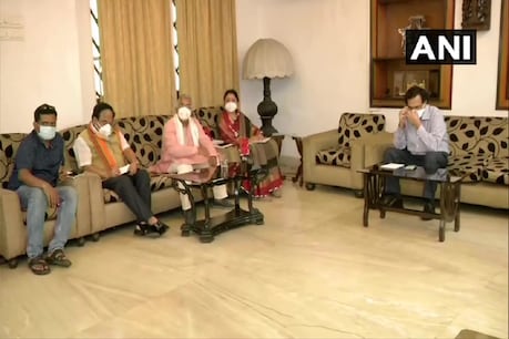 दिलीप घोष की अगुवाई में गृह मंत्रालय की टीम से कोलकाता में मिलते भाजपा के प्रतिनिधिमंडल. (ANI Twitter/6 May 2021)