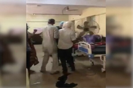 एक परिजन ने तो दूसरे को मारने के लिये वार्ड में रखा पंखा ही उठा लिया. इससे वार्ड में अफरातफरी मच गई.