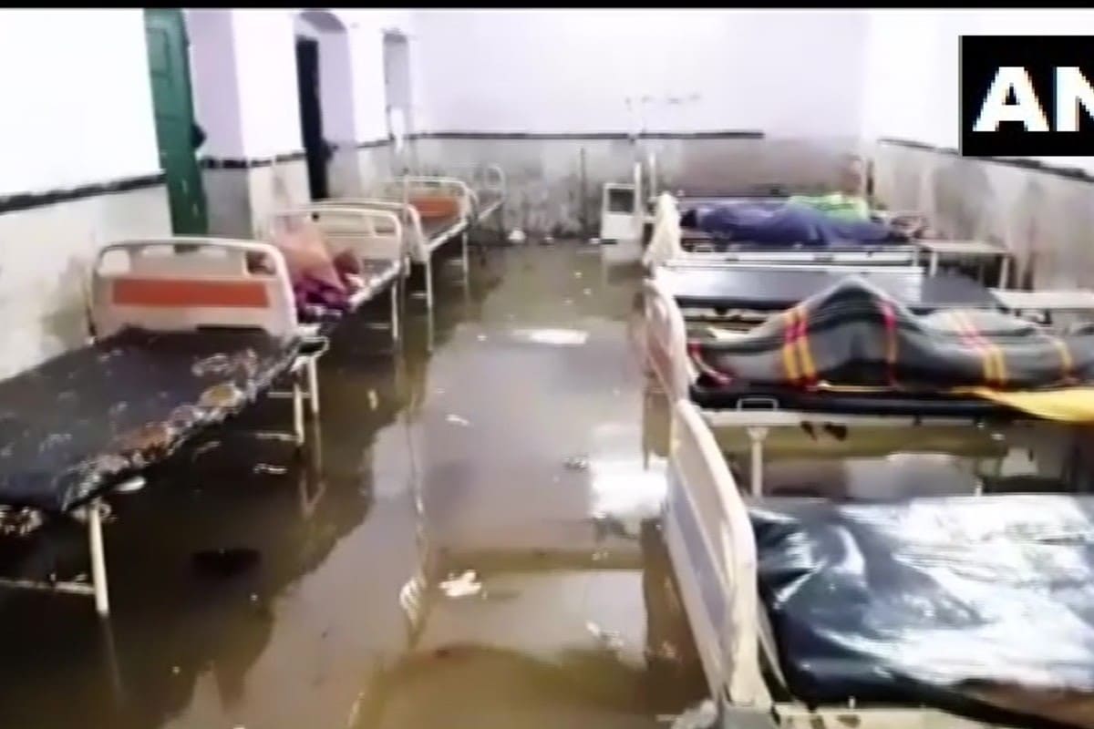 Bihar News, Yas Cyclone, heavy rains, Hajipur News, Sadar Hospital, water up to the knees, Cyclone Storm Newsबिहार न्यूज, यास चक्रवात, भारी बारिश, हाजीपुर न्यूज, सदर अस्पताल, घुटनों तक पानी, चक्रवाती तूफान न्यूज
