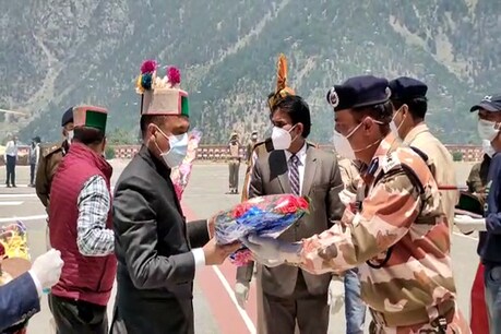 फौजी जवानों से मिलते हुए सीएम जयराम.