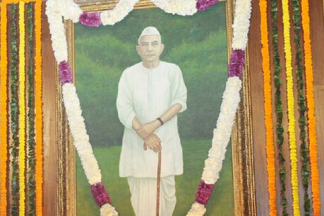 चौधरी चरण सिंह (Chaudhary Charan Singh) के राजनैतिक जीवन में कितने ही उतार चढ़ाव आए हों, लेकिन किसानों में उनकी लोकप्रियता कभी कम नहीं हुई. (तस्वीर: Wikimedia Commons)