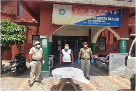 ऑक्सीजन सिलेंडर दिलाने के बहाने से चीटिंग करने वाले आरोपी को मोहन गार्डन थाना पुलिस ने गिरफ्तार किया है.