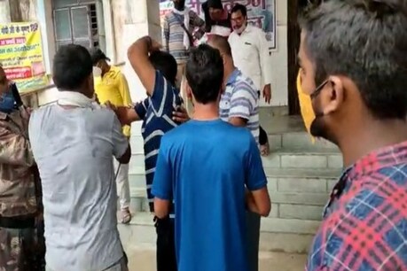 टीकाकरण केंद्र पर तैनात सुरक्षाकर्मी ने बीच-बचाव करते हुए झगड़ा कर रहे लोगों को रोकने का प्रयास किया. लेकिन दोनों पक्षों में से कोई भी उसकी बात मानने को राजी नहीं हुआ