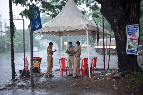 Cyclone Tauktae: कर्नाटक और केरल में तबाही मचाते हुए आगे बढ़ा तूफान टाउते, अलर्ट पर गुजरात - Cyclone Tauktae LIVE Updates, mumbai, gujarat, karnataka, kerala, tamil nadu maharashtra Alert