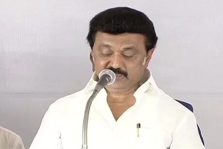 तमिलनाडु के सीएम पद की शपथ लेते DMK चीफ एमके स्टालिन
