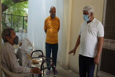 लॉकडाउन के दौरान मंत्री राजेंद्र पाल गौतम वृद्धाश्रम, चाइल्ड केयर होम एवं अन्य सभी संस्थानों का दौरा कर सुविधाओं का जायजा ले रहे हैं.