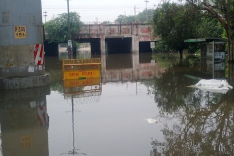बारिश के बाद सड़क बंद कर दी गई है.