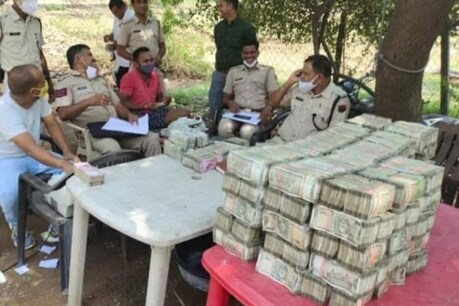 गुजरात बॉर्डर के पास डूंगरपुर पुलिस ने कार से बरामद किए 4.5 करोड़ रुपए.