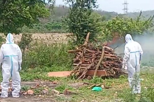 देश में कोरोना की दूसरी लहर ने कई घरों को उजाड़ दिया है. (फाइल फोटो)
